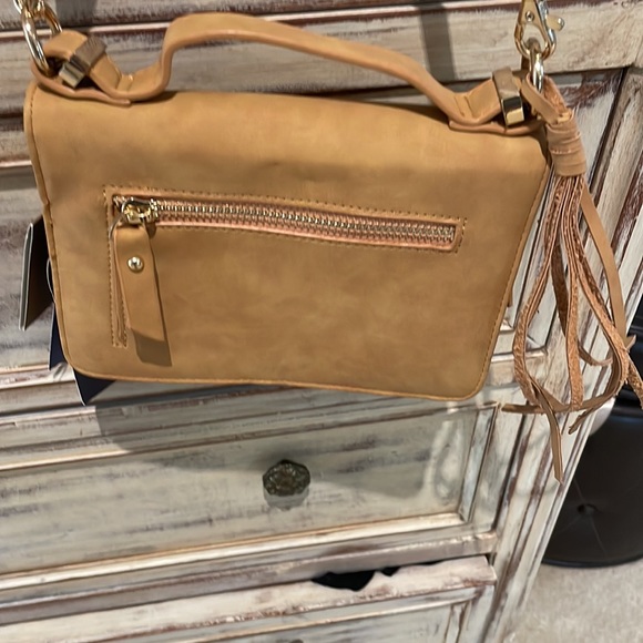 Brand new adorable Francesca’s tan bag with shoulder strap and handle - Picture 3 of 7